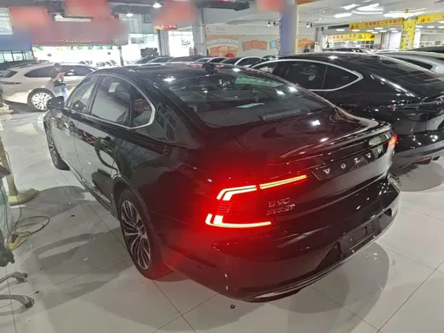 Volvo S90 — Фото автомобиля 4