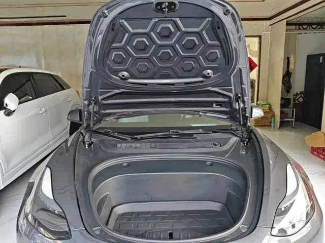 Tesla Model 3 — Фото автомобиля 19