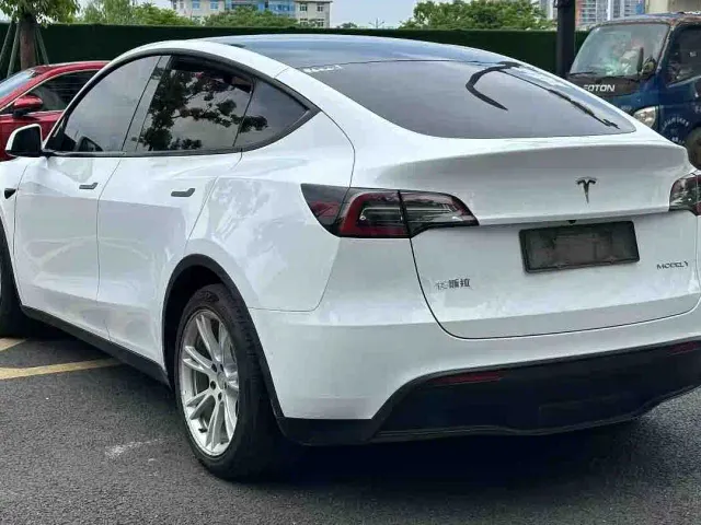 Tesla Model Y — Фото автомобиля 9