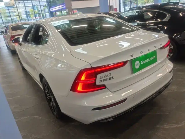 Volvo S60 — Фото автомобиля 4