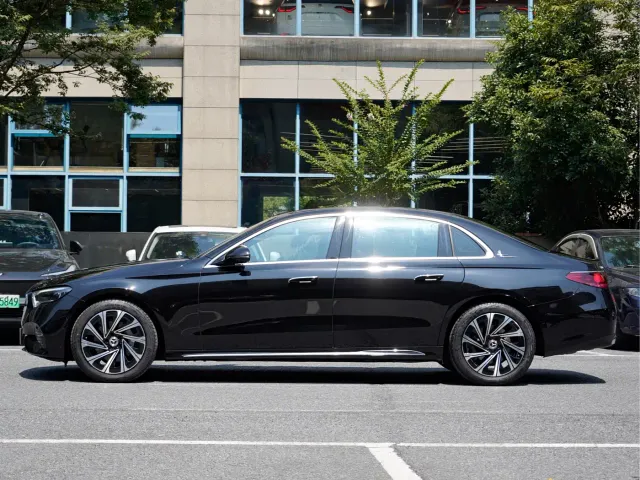 Mercedes-Benz E-Class — Фото автомобиля 3