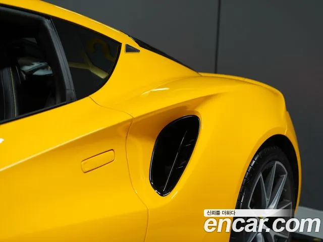 Lotus Emira — Фото автомобиля 8