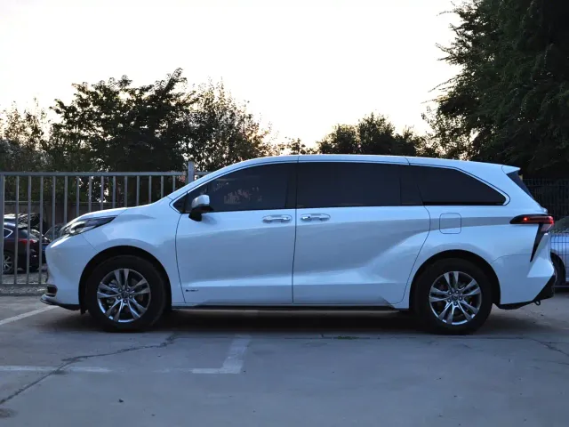 Toyota Sienna — Фото автомобиля 3