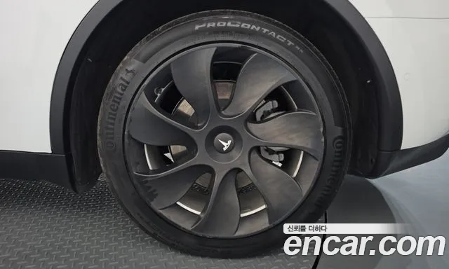 Tesla Model Y — Фото автомобиля 6