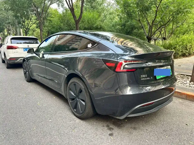 Tesla Model 3 — Фото автомобиля 13