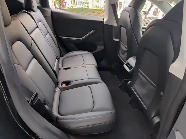 Tesla Model Y — Фото автомобиля 11