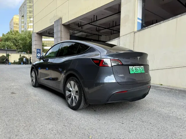 Tesla Model Y — Фото автомобиля 9