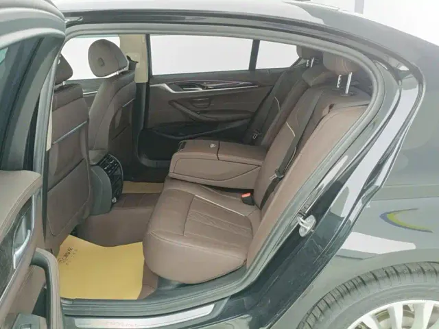 BMW 5 Series — Фото автомобиля 11