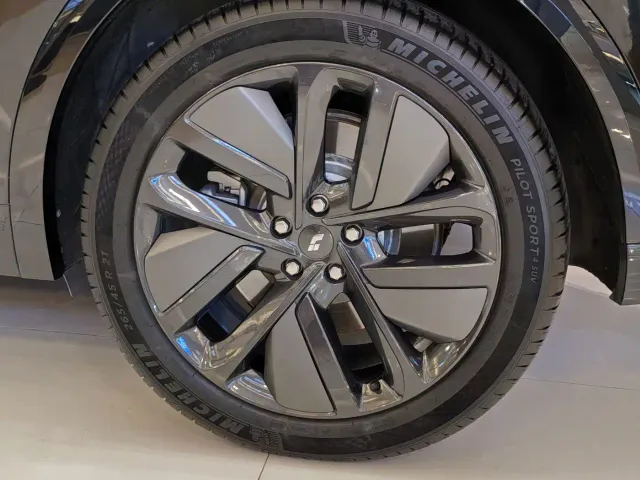 Li Auto L7 — Фото автомобиля 9