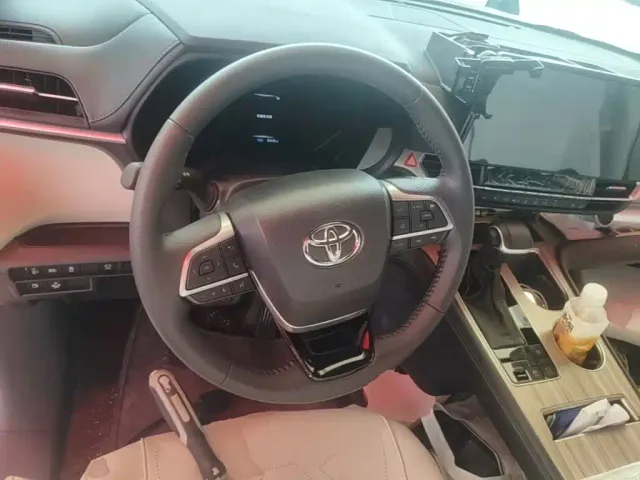 Toyota Sienna — Фото автомобиля 6