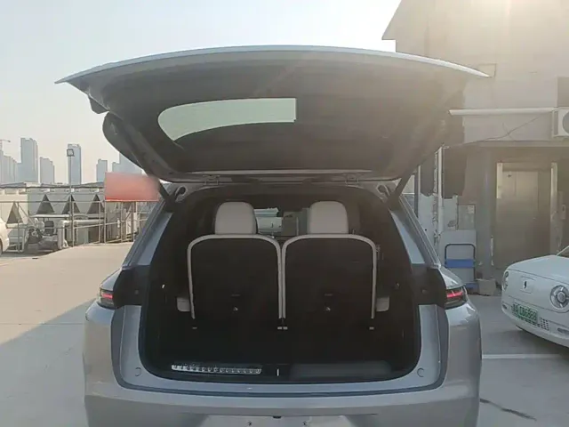 Li Auto L8 — Фото автомобиля 18