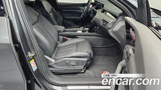 Audi SQ8 e-tron — Фото автомобиля 10