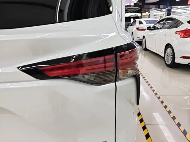 Toyota Sienna — Фото автомобиля 7