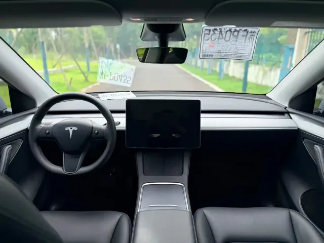 Tesla Model Y — Фото автомобиля 14