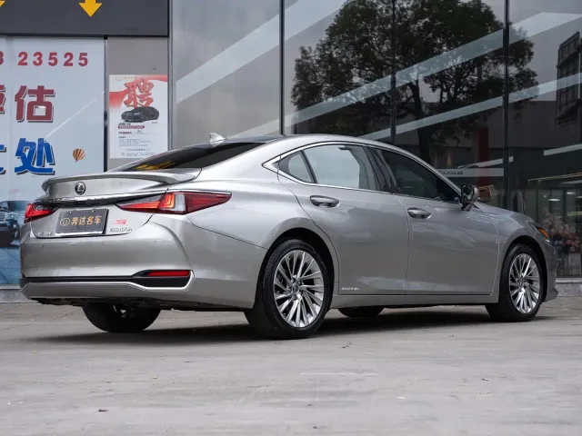 Lexus ES — Фото автомобиля 3