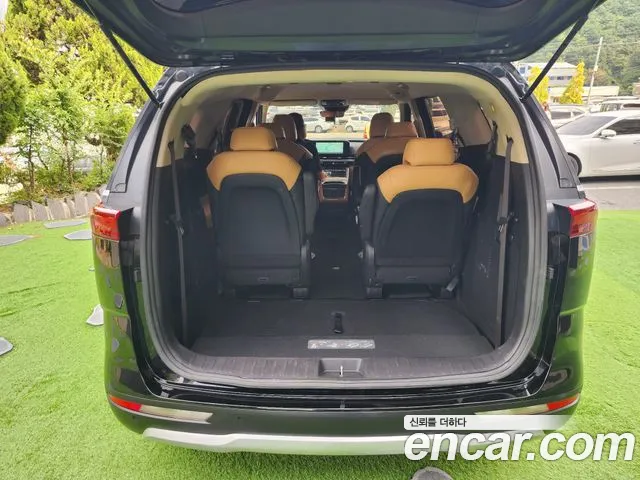 Kia Carnival Generation 4 — Фото автомобиля 4