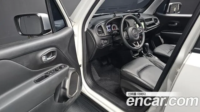 Jeep Renegade — Фото автомобиля 11