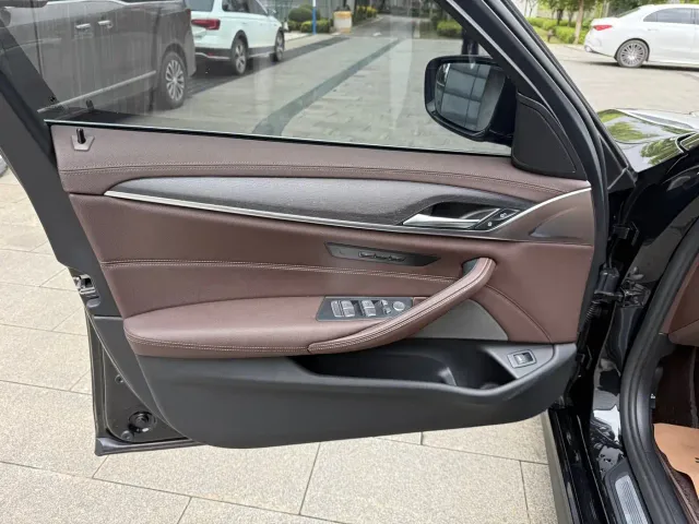 BMW 5 Series — Фото автомобиля 16