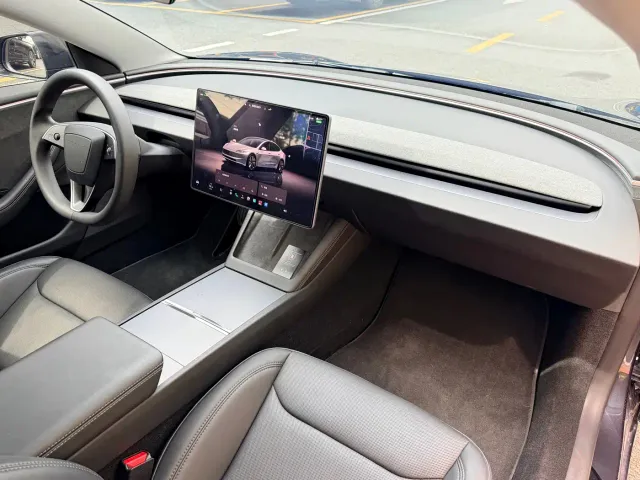 Tesla Model 3 — Фото автомобиля 11