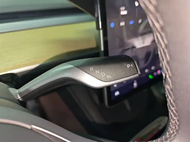 Tesla Model Y — Фото автомобиля 13
