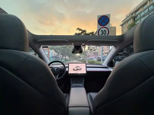 Tesla Model Y — Фото автомобиля 6