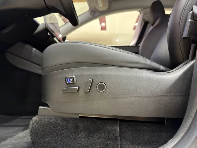 Tesla Model Y — Фото автомобиля 12