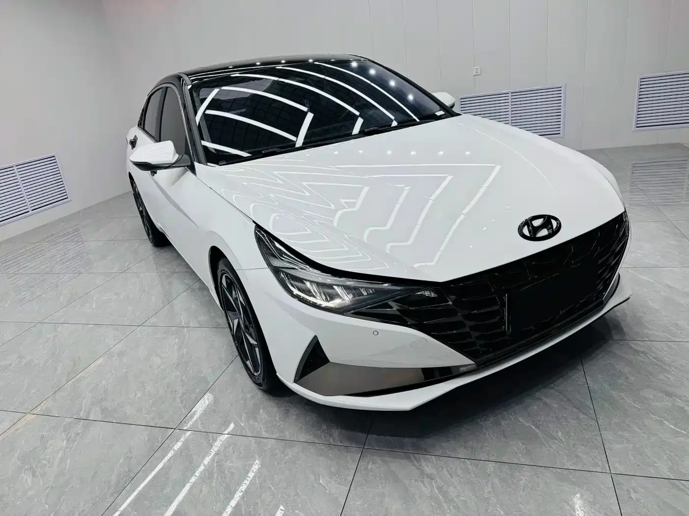 Hyundai Elantra 2022 1.5L CVT LUX Premium Edition — Фото автомобиля 3