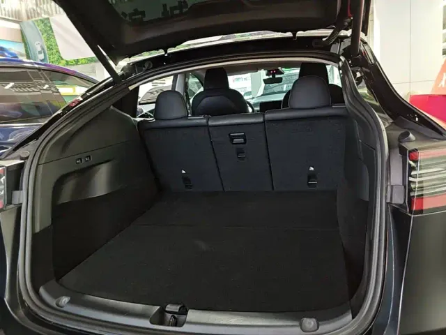 Tesla Model Y — Фото автомобиля 18