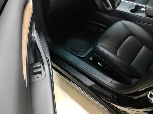 Tesla Model 3 — Фото автомобиля 15