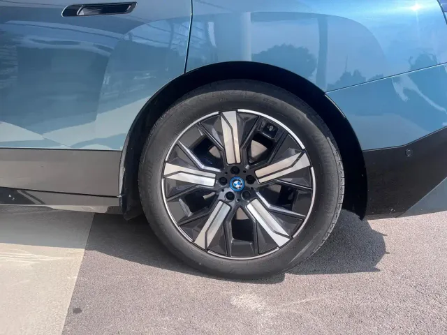 BMW iX — Фото автомобиля 13