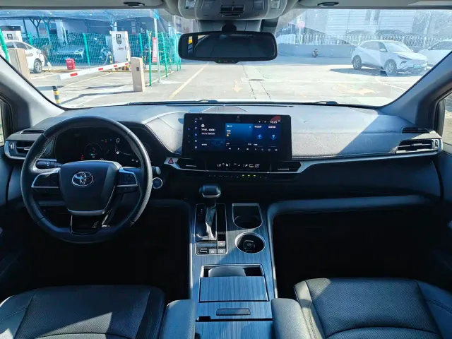 Toyota Sienna — Фото автомобиля 14