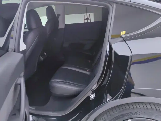 Tesla Model Y — Фото автомобиля 11