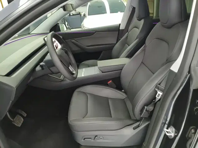 Tesla Model Y — Фото автомобиля 14