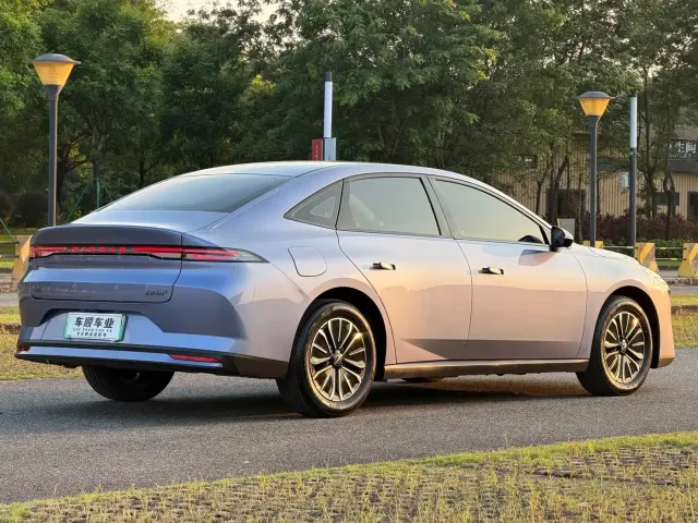Nissan Nissan N6 2025 Mid Configuration — Фото автомобиля 8