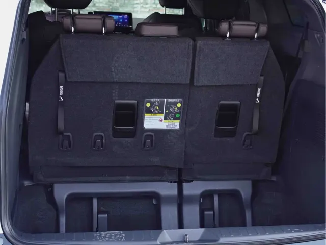 Toyota Toyota Sienna 2021 2.5L Hybrid Platinum Edition — Фото автомобиля 24