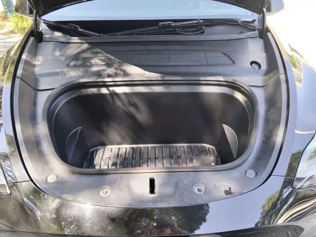 Tesla Model Y — Фото автомобиля 21