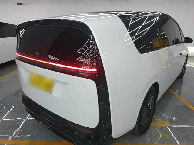 Li Auto MEGA — Фото автомобиля 6