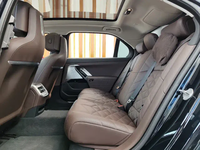 BMW i7 — Фото автомобиля 9