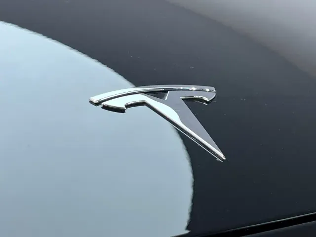 Tesla Model 3 — Фото автомобиля 5