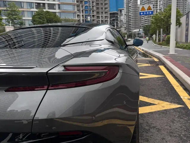 Aston Martin DB12 — Фото автомобиля 3