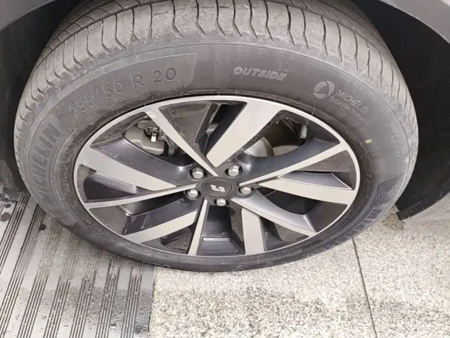 Li Auto L8 — Фото автомобиля 22