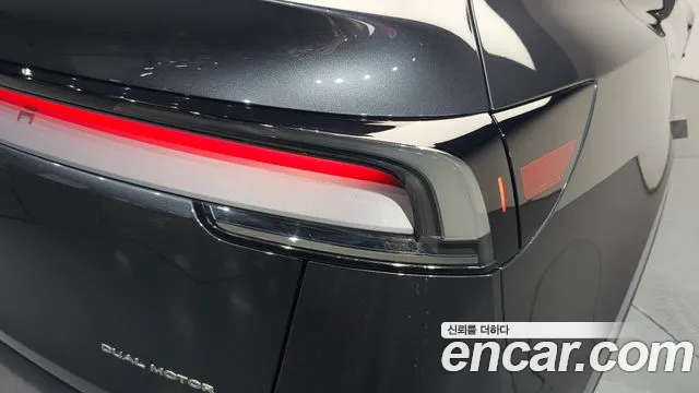 Tesla Model Y — Фото автомобиля 23