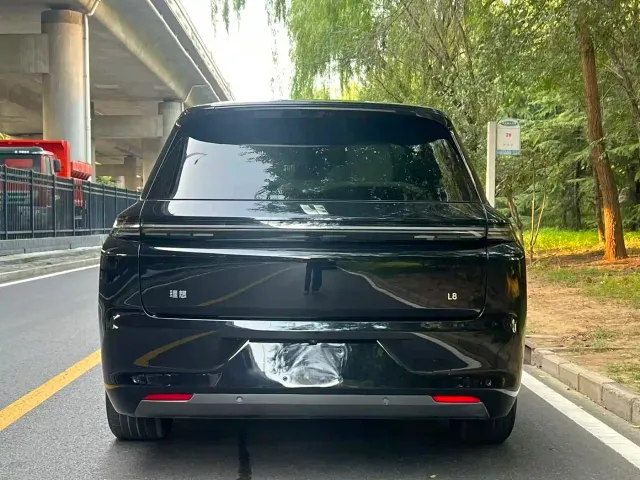Li Auto L8 — Фото автомобиля 4