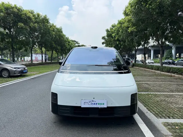 Li Auto MEGA — Фото автомобиля 2