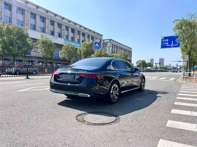 Mercedes-Benz E-Class — Фото автомобиля 5