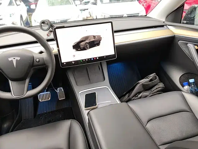 Tesla Model Y — Фото автомобиля 12