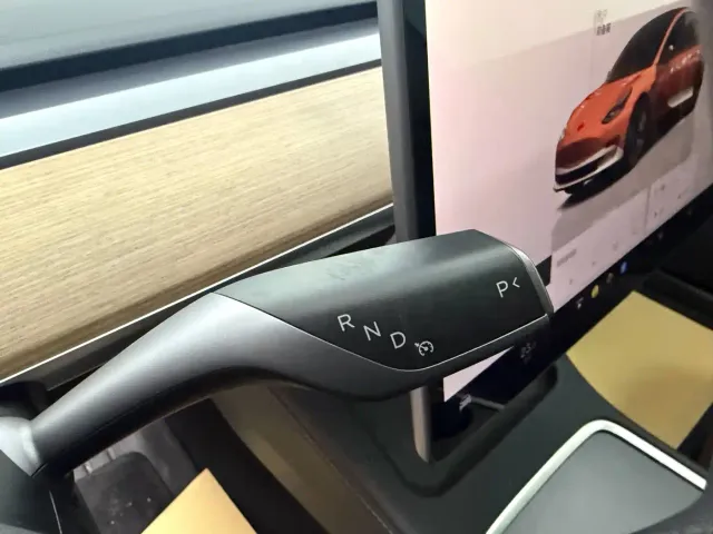 Tesla Model 3 — Фото автомобиля 8