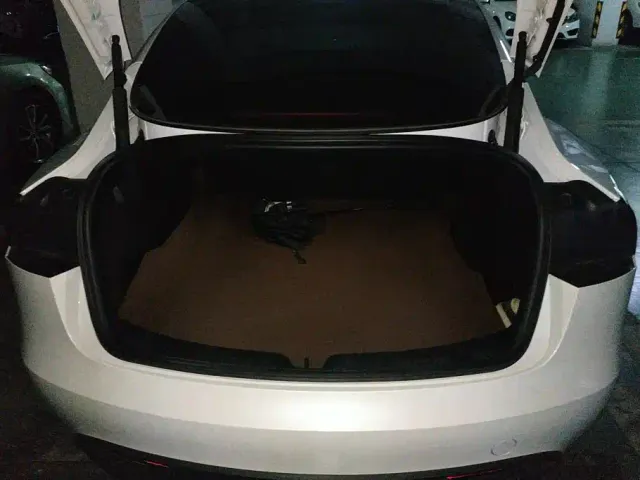 Tesla Model 3 — Фото автомобиля 4