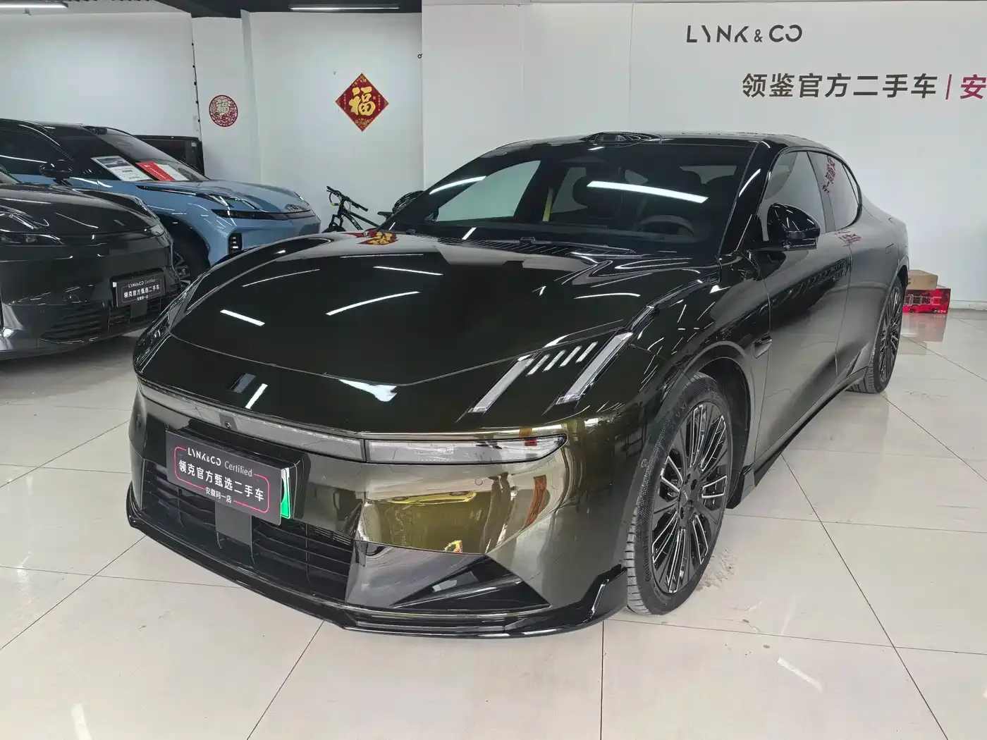 Фотография автомобиля — Lynk & Co Lynk & Co 10 EM-P