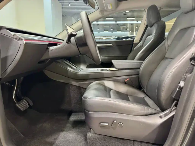 Tesla Model Y — Фото автомобиля 16